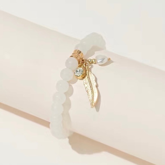 🆕 White Jade Crystal Beaded Leaf Pendant Bracelet - Picture 1 of 5